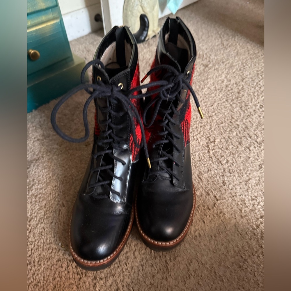 Black and red leather lace-up boots by Matt Bernson size 7